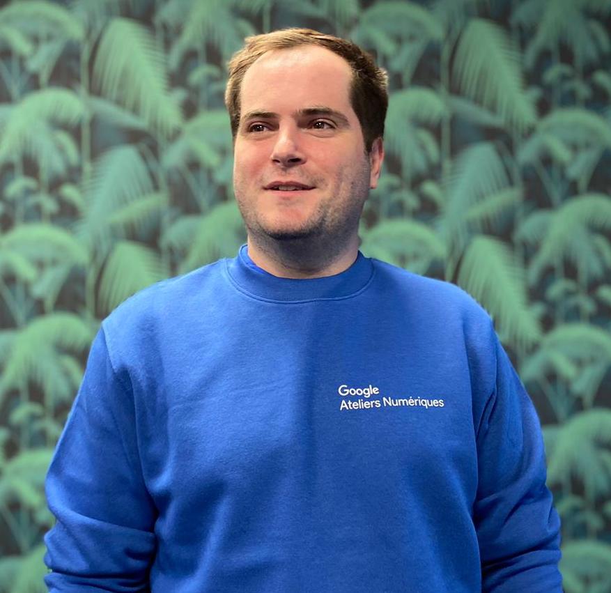 Nicolas Lauverjat avec un pull bleu google ateliers numériques